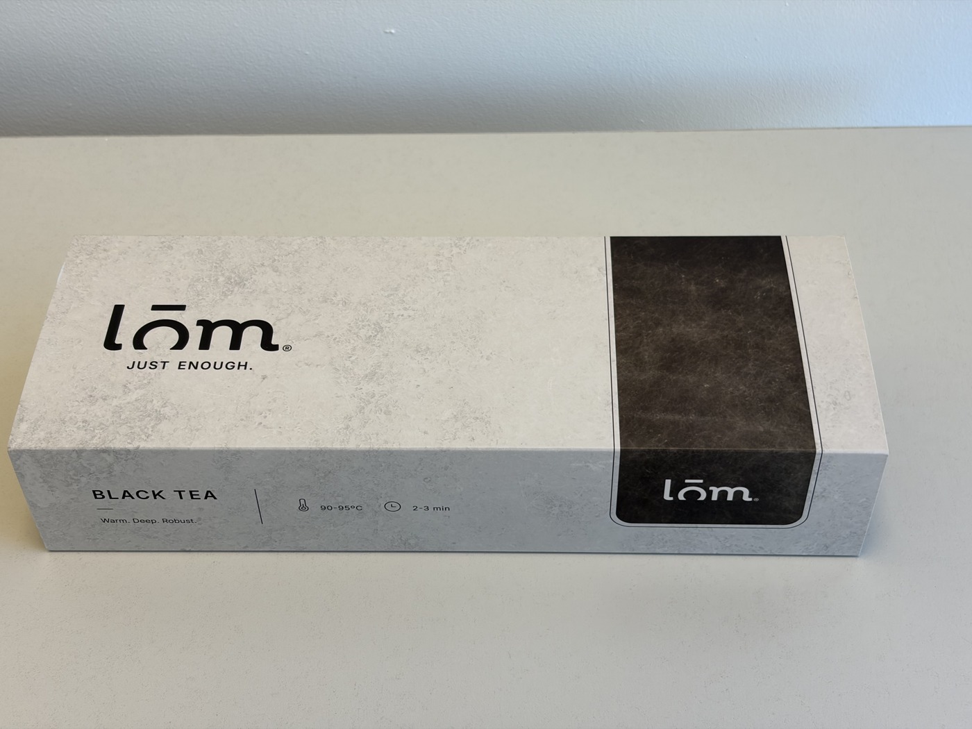 Caja de té LŌM English Breakfast, vista de detalle del packaging con sistema Anchored Tea System