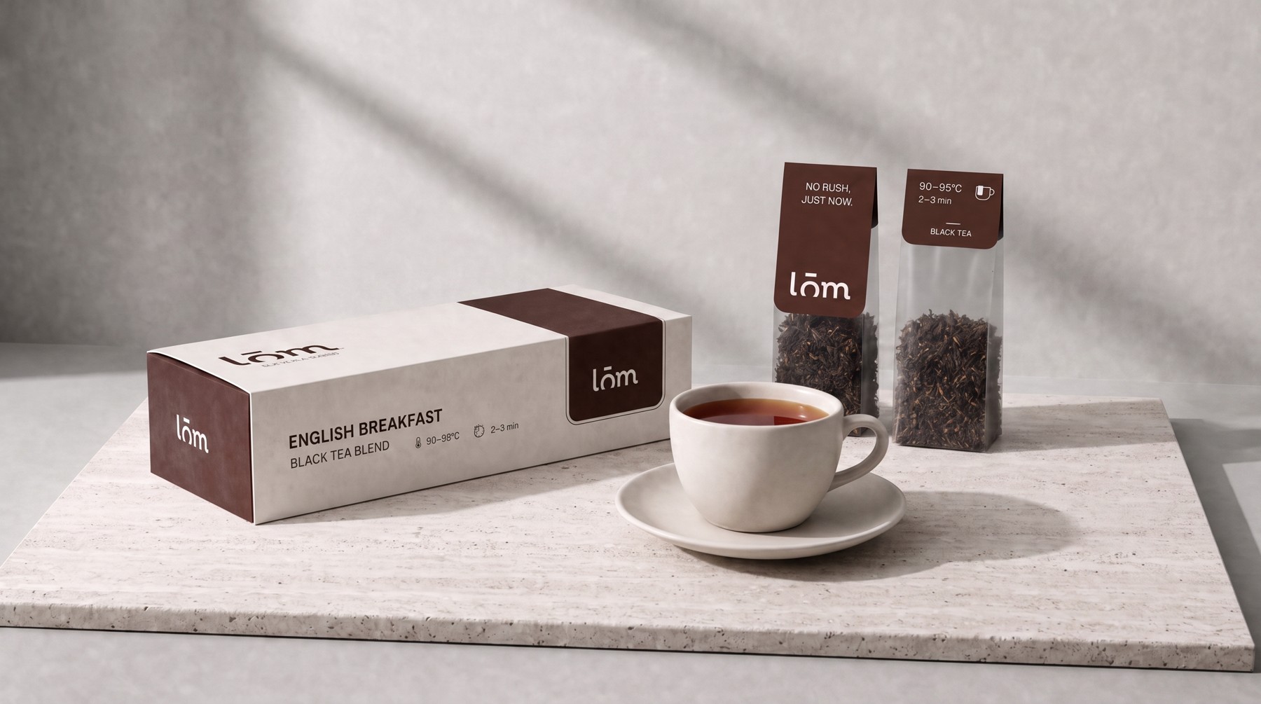 Caja y sobres individuales de té LŌM English Breakfast, empaque en tono borgoña